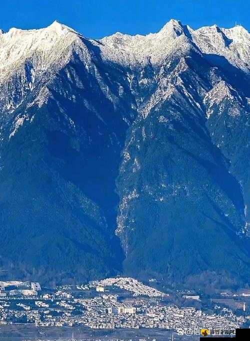 雪白玉峰弹跳而出，震撼景象呈现